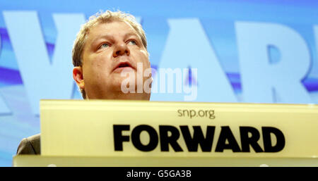 MSP Angus Robertson durante un dibattito sulla possibilità o meno che il Partito nazionale scozzese (SNP) debba rovesciare la sua vecchia opposizione alla NATO durante la conferenza nazionale annuale SNP alla Perth Concert Hall in Scozia. Foto Stock