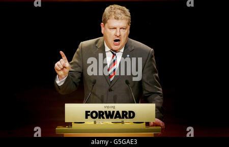 MSP Angus Robertson durante un dibattito sulla possibilità o meno che il Partito nazionale scozzese (SNP) debba rovesciare la sua vecchia opposizione alla NATO durante la conferenza nazionale annuale SNP alla Perth Concert Hall in Scozia. Foto Stock