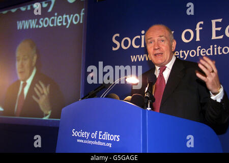 Il Segretario dell'Ulster John Reid parla alla Conferenza della Società degli Editori a Belfast. Lo smantellamento delle armi da parte dei paramilitari dell'Irlanda del Nord sarebbe stato accolto con una generosa risposta da parte del governo e di tutto il mondo, ha affermato John Reid, Segretario dell'Ulster. * nel suo più forte appello ancora all'IRA e ai gruppi lealisti di mettere le loro armi fuori uso. Ha anche descritto i bombardieri che hanno attaccato due ragazze cattoliche a Belfast del Nord ieri sera come scum. Foto Stock