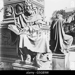 Der Wanderprediger Petrus Waldus als Skulptur am Martin Luther Denkmal in Worms. Il predicatore ambulante Petrus Waldus come una scultura di Martin Lutero Memorial nella città di Worms. Foto Stock