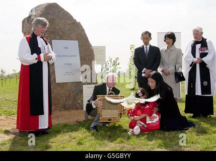 Una colomba bianca viene rilasciata da Aogi Kosuge, un cinque anni, presso la "pietra di riconciliazione" all'Arboreto commemorativo Nazionale vicino Lichfield, dedicato dal vescovo di Coventry Right Reverend Colin Bennetts (a sinistra). *... alla presenza dell'ambasciatore giapponese Sdayuki Hayashi (centro) e della signora Hayashi nell'anniversario della VJ Day . La pietra è un simbolo di riconciliazione e di amicizia nella speranza di una pace mondiale duratura. Il signor D. Sanders (seconda a sinistra) rilascia le colombe su base volontaria. Foto Stock