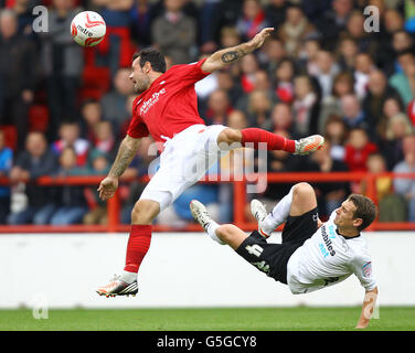 Andy Reid della Foresta di Nottingham e Craig Bryson della Contea di Derby (a destra) combattono per la palla durante la partita del campionato Npower Football League al City Ground di Nottingham. Foto Stock