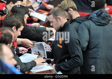 Wayne Rooney di Manchester United firma autogafs per i tifosi Foto Stock