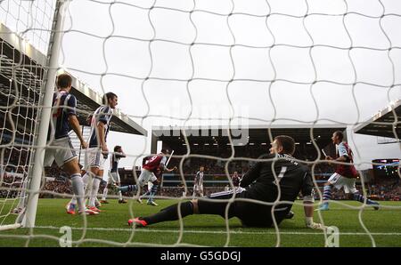 Darren Bent (al centro) di Aston Villa festeggia l'equalizzazione del suo team obiettivo Foto Stock