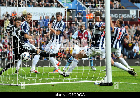 Darren Bent (al centro) di Aston Villa segna il loro traguardo equalizzante passato West Bromwich Albion's ben Foster Foto Stock