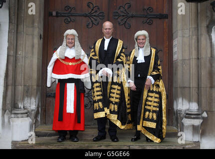 (Da sinistra a destra) Lord Chief Justice Judge, al giuramento del nuovo Lord Cancelliere MP Chris Greyling (centro) e Master of the Rolls, Lord Dyson, presso la Royal Courts of Justice, The Strand, Londra. Foto Stock