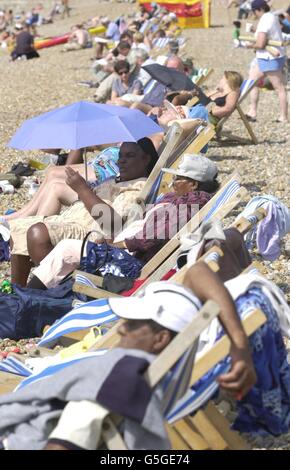 I turisti godono del sole sulla spiaggia di Brighton, Bank Holiday. Le temperature di questo fine settimana di festa sono state alcune delle più alte dall'inizio dei record. 28/05/2004: Un numero record di spiagge del Regno Unito è stato raccomandato quest'anno per la loro buona qualità delle acque di balneazione del mare, è stato rivelato Venerdì 28 maggio 2004. La Marine Conservation Society ha dichiarato che le 453 spiagge includono un aumento del 70% in Scozia, che ha 56 spiagge raccomandate quest'anno, rispetto a 33 nel 2003. 28/08/04: I vacanzieri britannici tornano a casa a 115 delle ammende di pagamento tardivo per le bollette della famiglia e le carte di credito, è stato rivelato. Foto Stock