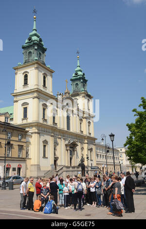 Gruppo di turisti che visitano la città , Ste Croix chiesa, Krakowskie Przedmieście, Varsavia, Polonia Foto Stock