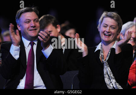 Il cancelliere ombra ed Balls e la segretaria della casa d'ombra di sua moglie Yvette Cooper alla chiusura della conferenza del Partito laburista a Manchester. Foto Stock