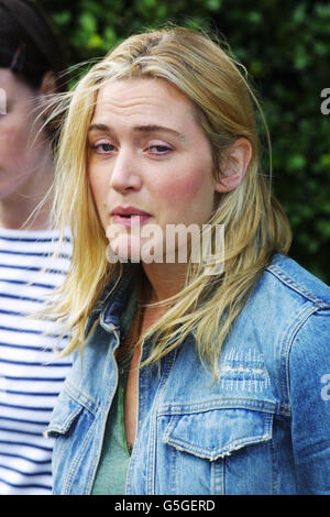 L'attrice Kate Winslet parla con i giornalisti a Islington, Londra, a seguito della dichiarazione che lei e il regista marito Jim Threapleton si separavano dopo un matrimonio di tre anni. La notizia ha sconvolto il mondo dello showbusiness. * che considerava ampiamente il matrimonio di Winslet come felice e stabile. La coppia ha una figlia di 11 mesi, mia. Si ritiene che la stella Titanic abbia lasciato a Surrey, diverse settimane fa, la casa sul fiume della coppia, entrando nel suo ex appartamento a Islington, N Londra. Foto Stock