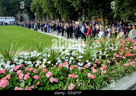 I membri del pubblico si trovano a Parliament Square, Londra, durante un silenzio di tre minuti per ricordare coloro che sono morti negli attacchi terroristici contro l'America il 11/9/01. La Regina era attesa di guidare gli omaggi della nazione in un servizio speciale alla Cattedrale di San Paolo. Foto Stock