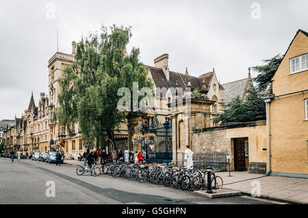 Oxford, Regno Unito - 14 agosto 2015: ampia strada di Oxford. Scena di strada con le biciclette parcheggiate a giorno nuvoloso. La strada è noto per i Foto Stock