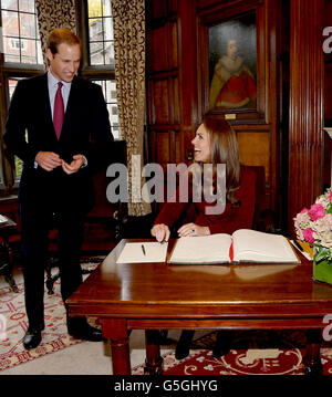 Il Duca e la Duchessa di Cambridge visitano il Tempio di mezzo a Londra, Inghilterra e firmano il libro dei visitatori. Il Duca, Maestro del Bench, e la Duchessa incontrarono i destinatari della Regina Madre Scolarizzazione, della Diana, della Principessa del Galles Scholarship e del Duca e della Duchessa di Cambridge Scholarship al Middle Temple Inn, Londra. Foto Stock