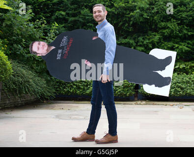 Tom Johnston, dell'Irlanda del Nord, che è chiamato Slimming Worlds Young Slimmer of the Year 2016, con un cartone tagliato da sé prima di perdere 14st 5lbs, al Ritz Hotel di Londra. Foto Stock