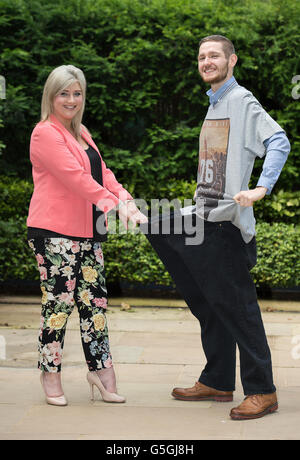 Tom Johnston dall'Irlanda del Nord, in un paio di pantaloni vecchi, con il suo mondo di snellimento consulente Ashleigh Shaw, come egli è chiamato WorldÃ dimagrante•s giovani più snella dell'anno 2016 al Ritz Hotel di Londra. Foto Stock