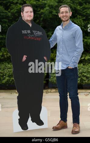 Tom Johnston dell'Irlanda del Nord, che è stato nominato Slimming World's Young Slimmer of the Year 2016, si trova accanto a un cartone tagliato da sé prima di perdere 14st 5lbs, al Ritz Hotel di Londra. Foto Stock