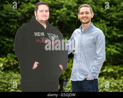 Tom Johnston dall'Irlanda del Nord che è denominato dimagrimento Mondo&Otilde;s giovani più snella dell'anno 2016, sorge a fianco di un cartone tagliati fuori di se stesso prima di lui ha perso 14st 5lb, al Ritz Hotel di Londra. Foto Stock