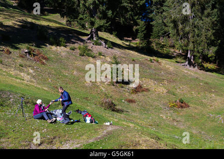 Gruppo di escursionisti su Camp avente Pausa caffè Foto Stock