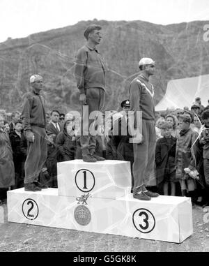 Il Ray Booty (c) dell'Inghilterra ascolta l'inno nazionale dopo aver vinto la Men's Road Race. (l) Frank Brazier d'Australia che è venuto secondo e anche Stuart slack dall'isola di Man che è venuto terzo. *piastra danneggiata* Foto Stock