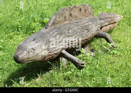 Intaglio del legno di un grande tritone crestato italiano Triturus cristatus Foto Stock