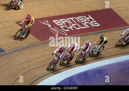 I piloti gareggiano nella finale di Mens Point Race durante il British National Track Cycling Championships presso il National Cycling Center di Manchester. Foto Stock