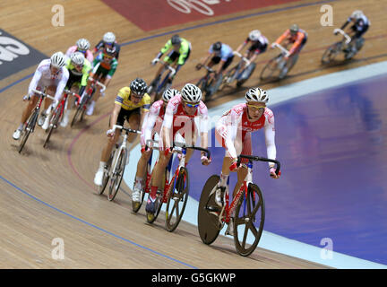 I piloti gareggiano nella finale di Mens Point Race durante il British National Track Cycling Championships presso il National Cycling Center di Manchester. Foto Stock