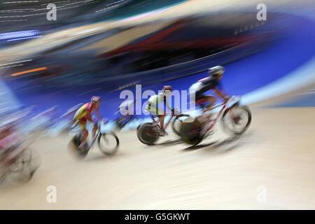 I piloti gareggiano nella finale di Mens Point Race durante il British National Track Cycling Championships presso il National Cycling Center di Manchester. Foto Stock