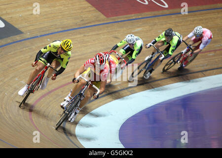 I piloti gareggiano nella finale di Mens Point Race durante il British National Track Cycling Championships presso il National Cycling Center di Manchester. Foto Stock