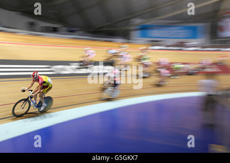 I piloti gareggiano nella finale di Mens Point Race durante il British National Track Cycling Championships presso il National Cycling Center di Manchester. Foto Stock