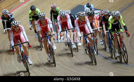 I piloti gareggiano nella finale di Mens Point Race durante il British National Track Cycling Championships presso il National Cycling Center di Manchester. Foto Stock