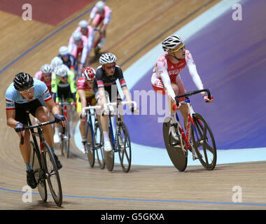 I piloti gareggiano nella finale di Mens Point Race durante il British National Track Cycling Championships presso il National Cycling Center di Manchester. Foto Stock