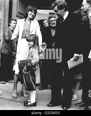 L'attrice Judy Loe (a sinistra), vedova dell'attore Richard Beckinsale e della loro figlia Katy, di cinque anni, riceve le condoglianze dall'attore Richard Briers e da altri membri della professione recitazione, fuori della chiesa degli attori, St. Paul's, Covent Garden dopo il servizio commemorativo di oggi per il sig. Beckinsale. Richard Beckinsale, stella boyish del porridge della TV e dell'umidità di Rising, è morto il 19 marzo, all'età di 31 anni. Foto Stock