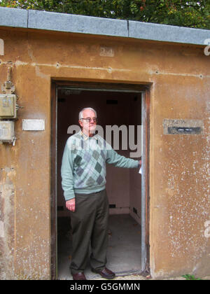 Keith Eldred, 77 anni, visita il primo negozio di bombe atomiche del Regno Unito a Thetford Heath, Barnham, Suffolk, che è tra quasi 6,000 edifici e siti storici a rischio di essere persi, ha detto l'English Heritage. Foto Stock