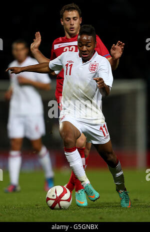 Raheem Sterling in Inghilterra batte per la palla con Filip Malbasic in Serbia Foto Stock