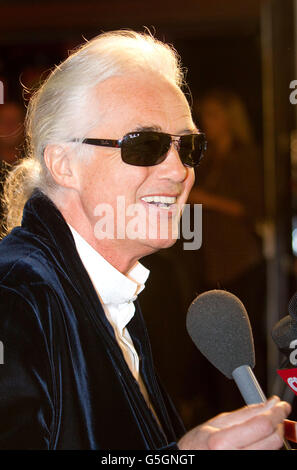 Jimmy Page della band LED Zepplin arriva alla prima inglese all'Hammersmith Apollo del film Celebration Day. PREMERE ASSOCIAZIONE foto. Data immagine: Venerdì 12 2012 ottobre. Il credito immagine dovrebbe essere: Philip Toscano/PA Wire Foto Stock