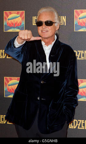 Jimmy Page della band LED Zepplin arriva alla prima inglese all'Hammersmith Apollo del film Celebration Day. Foto Stock