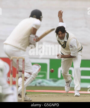 Pakistano veloce bowler Wasim Akram bocce per l'Inghilterra apripista e l'ex collega del Lancashire Michael Atherton il secondo giorno della prova di Old Trafford a Old Trafford. Foto Stock