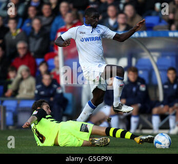 Calcio - Npower Football League 1 - Tranmere Rovers v Yeovil Town - Prenton Park. Zoumana Bakayogo di Tranmere Rovers affronta la sfida di ed Upson di Yeovil Town Foto Stock