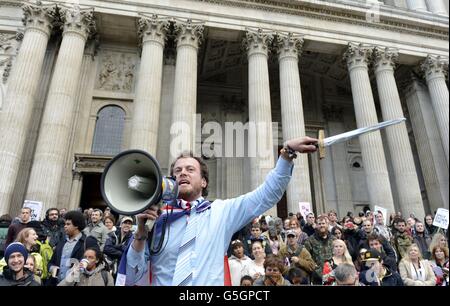 I manifestanti del movimento Occupy hanno fatto una dimostrazione sui gradini della Cattedrale di San Paolo nel centro di Londra. Foto Stock