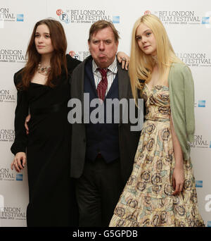 Timothy Spall, Elle Fanning (a destra) e Alice Englert (a sinistra) arrivano per la prima del BFI London Film Festival di Ginger e Rosa all'Odeon West End, a Leicester Square, Londra. Foto Stock