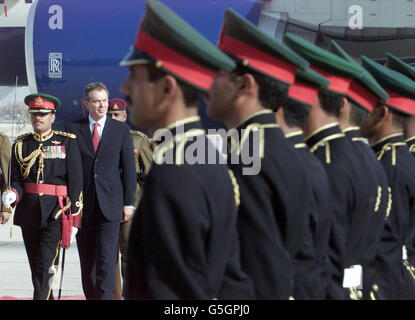 Il primo ministro britannico Tony Blair ispeziona la guardia d'onore quando arriva a Muscat in Oman. Blair è ambientato per visitare la base di al Shaa'afa, il centro di comando dell'operazione Swift Sword II, che coinvolge più di 20,000 militari britannici e donne. * nel più grande dispiegamento dalla guerra del Golfo. Foto Stock