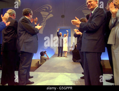 Il leader conservatore Iain Duncan Smith, in piedi con sua moglie Betsy, accetta gli applausi del Gabinetto Shadow dopo il suo discorso di apertura alla conferenza di partito a Blackpool. * .... Si è impegnato a sostenere pienamente la guerra al terrorismo condotta dalle forze di coalizione. Nel suo primo discorso in qualità di leader del partito, Duncan Smith si è impegnato a sostenere che gli uomini responsabili degli oltraggi in America devono pagare per il loro male. Foto Stock