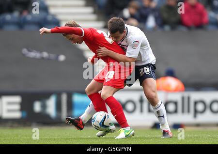 Calcio - npower Football League 1 - Preston North End contro Milton Keynes Dons - Deepdale. Scott Allan di Milton Keynes Dons e Bailey Wright di Preston North End (a destra) lottano per la palla Foto Stock