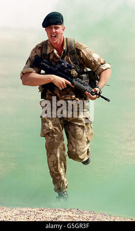 Royal Marines Commando con 40 Brigade, Neil Wilson di Doncaster, in esercizio al Camp Fairburn nel deserto di Oman. I militari britannici partecipano all'operazione di addestramento Swift Sword II, anche se attualmente non sono coinvolti negli attacchi all'Afghanistan. Foto Stock