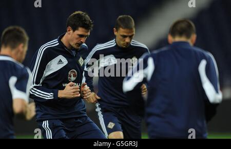 Calcio - Coppa del mondo FIFA 2014 - Qualifier - Gruppo F - Portogallo / Irlanda del Nord - addestramento Irlanda del Nord - Dragon Stadium. Kyle Lafferty dell'Irlanda del Nord (a sinistra) durante l'allenamento al Dragon Stadium di Porto, Portogallo. Foto Stock