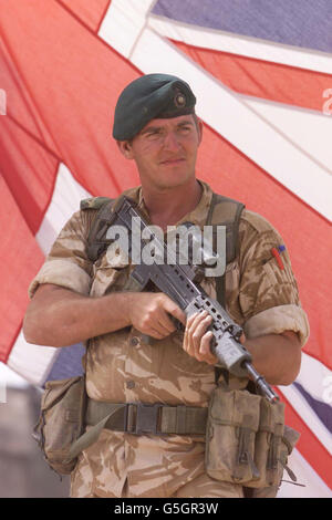 Royal Marines Commando con 40 Brigade, Lance CPL Alexander Blackman, di Brighton, in esercizio al Camp Fairburn nel deserto di Oman. I militari britannici stanno partecipando a un esercizio di addestramento - operazione Swift Sword II * ... anche se non sono attualmente coinvolti con gli attacchi contro l'Afghanistan. Foto Stock