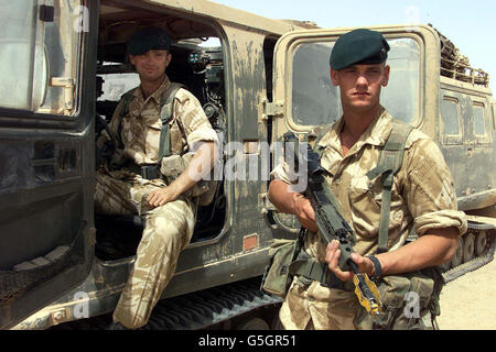 Royal Marines Commandos con 40 Brigade, Marine David playforth (a sinistra) e Lnce CPL John Thompson da Plymouth, in esercizio a Camp Fairburn nel deserto di Oman. I militari britannici stanno partecipando all'operazione di addestramento Swift Sword II * ... anche se non sono attualmente coinvolti con gli attacchi contro l'Afghanistan. Foto Stock