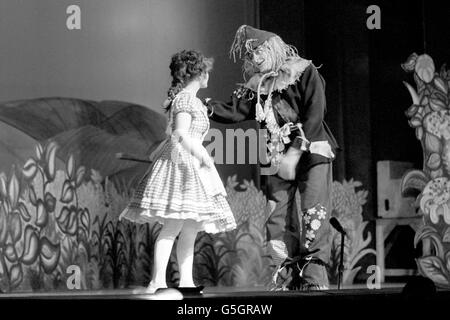 John Clive, giocando come lo Scarecrow, e Deborah Watling, come Dorothy, si esibiscono in una prova di vestito del Mago di Oz, che si apre al Palazzo Vittoria. Foto Stock