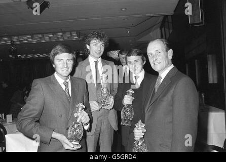 I vincitori dei Derby Awards si pongono con i loro trofei. Da sinistra a destra: Michael Dickinson (miglior allenatore nazionale di caccia), John Franccome (miglior fantino nazionale di caccia), Willie Carson (miglior fantino da corsa piatto) e John Dunlop (allenatore di gara top flat). Foto Stock