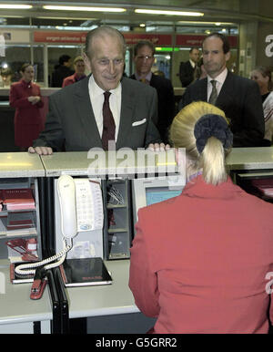 Il Duca di Edingburgh in un tour di potenziamento morale dell'aeroporto di Heathrow che parla con la ragazza del check-in Vigin, Charlotte Gryckiewicz, mentre si trova al Terminal 3 dell'aeroporto. Foto Stock